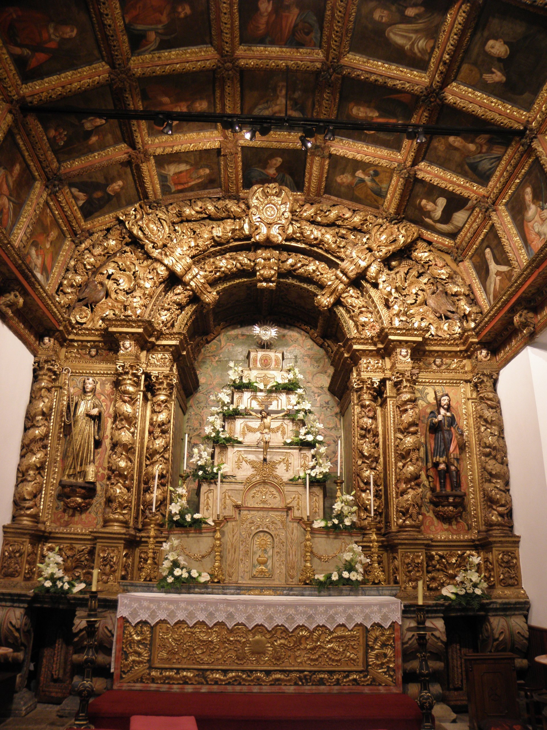Altar-mor com teto pintado