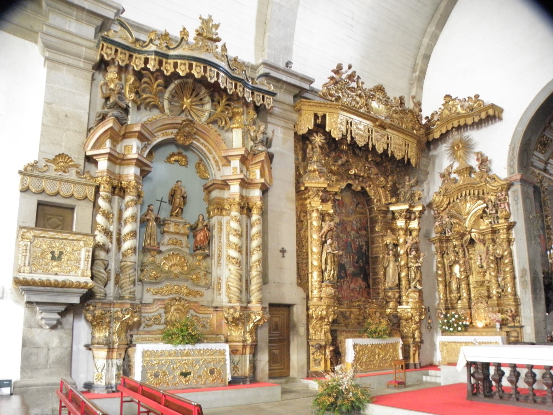 Interior de igreja com talha dourada