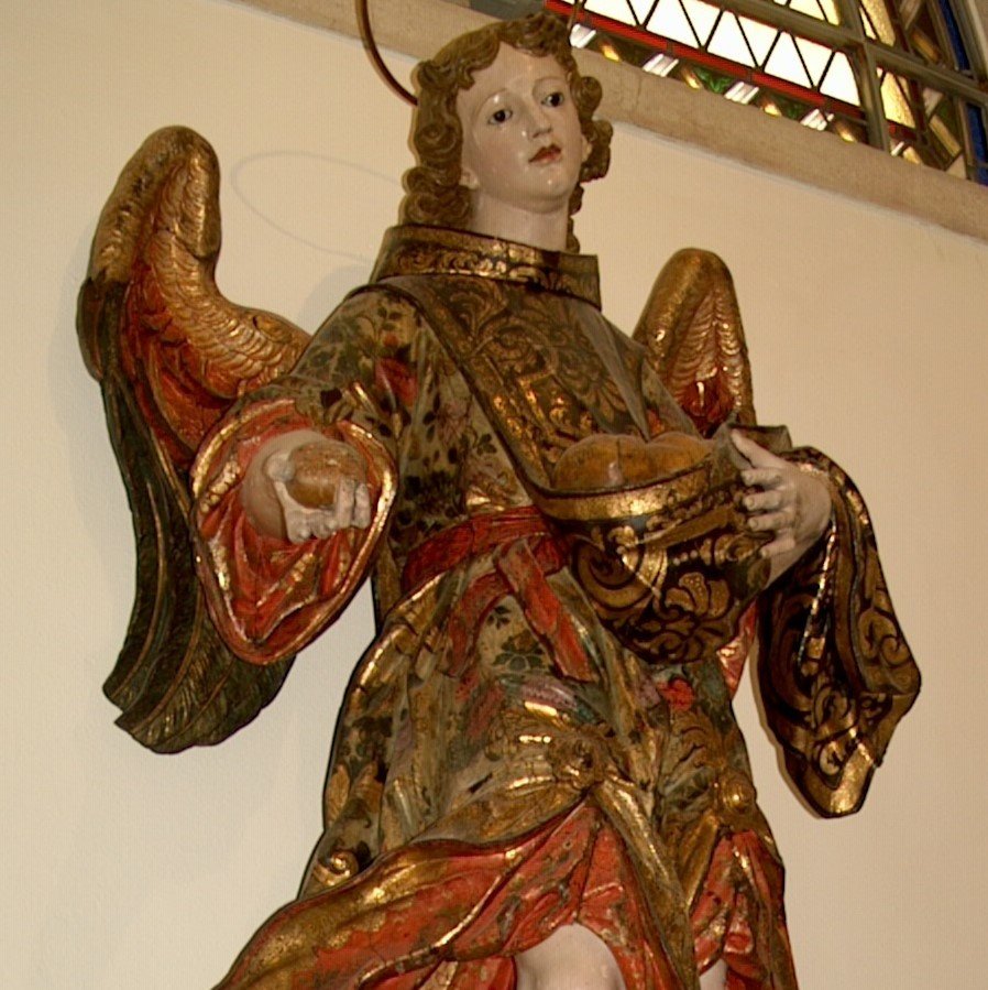 Escultura policromada de anjo
