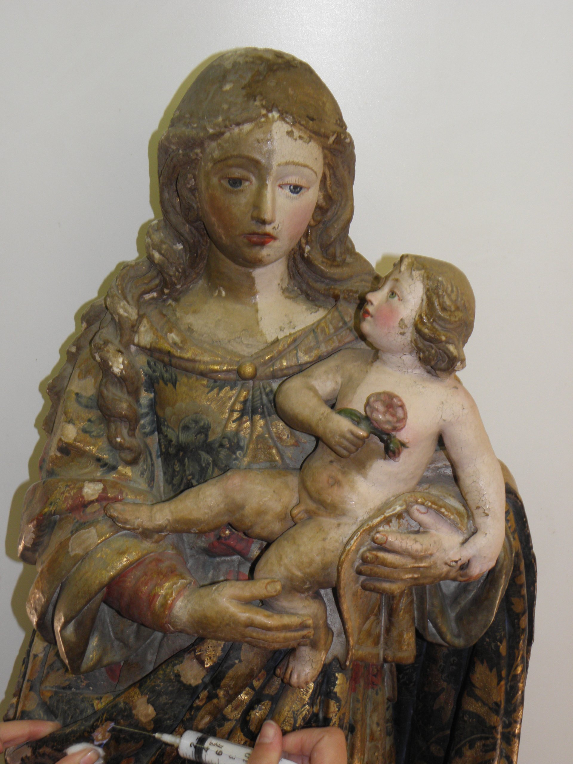 Escultura de Nossa Senhora com o Menino