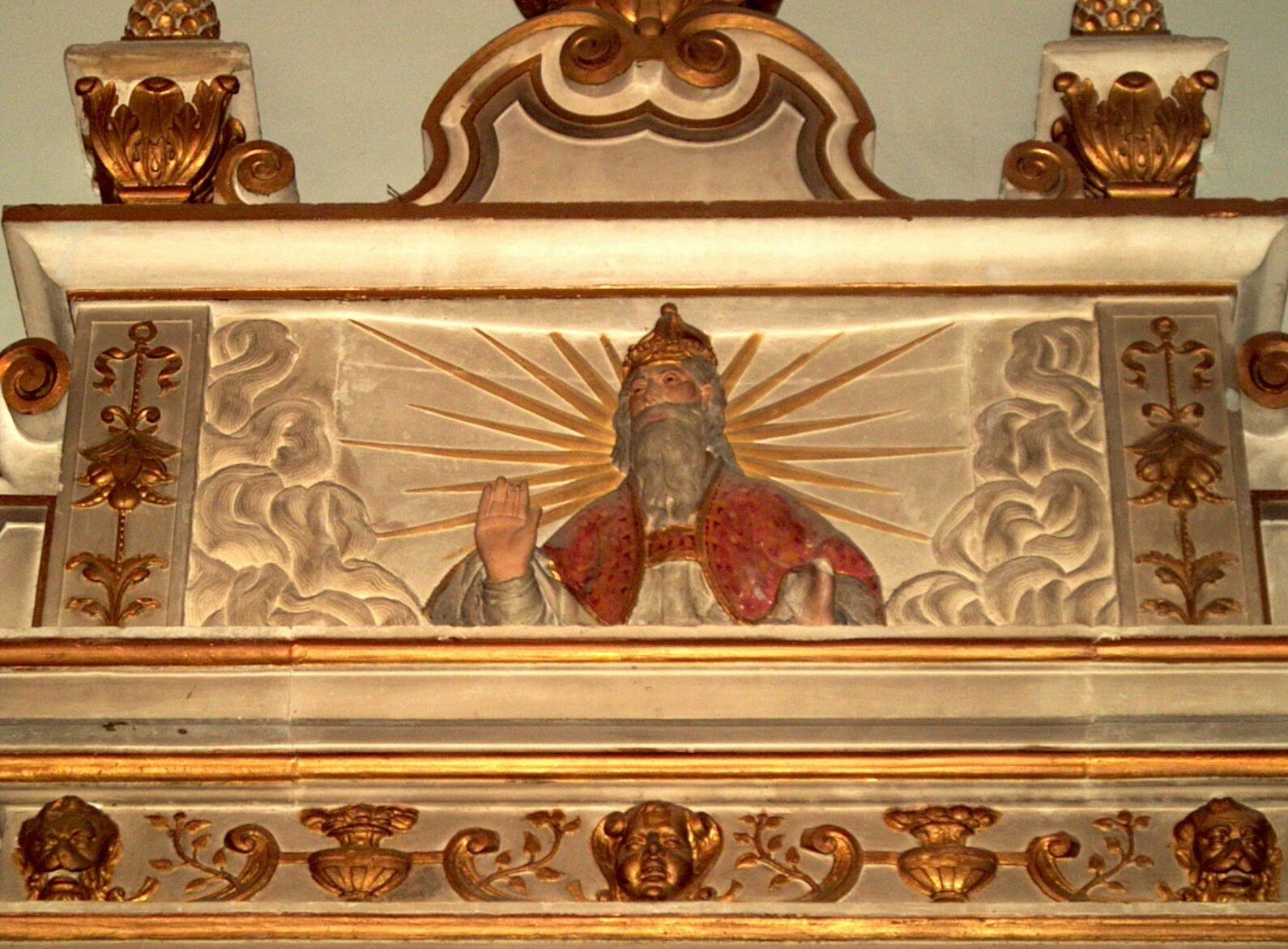 Retábulo lítico — pormenor decorativo